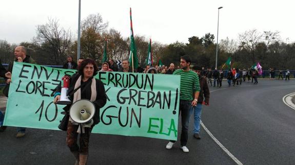 Los jardineros de Sondika en huelga rechazan la oferta de la empresa