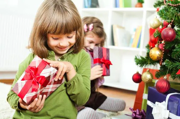 Cuántos regalos deben recibir los niños en Navidad
