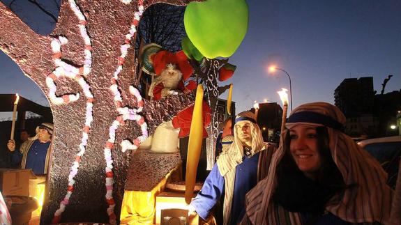 Una estrella y un tren txu-txu ayudan hoy a los Reyes Magos a encontrar la comarca