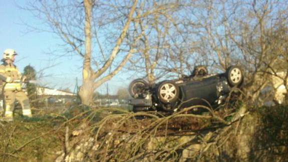 Herida tras volcar su coche en una huerta al salirse de la autopista en Berriz