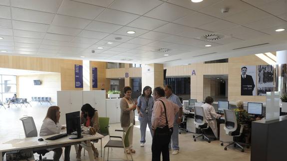 Osakidetza replica a UGT y LAB que la subcontratación de servicios en los hospitales «también crea empleo»