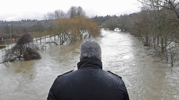 Un hombre estrangula a su mujer en Navarra, la tira al río Arga y confiesa ante la Policía