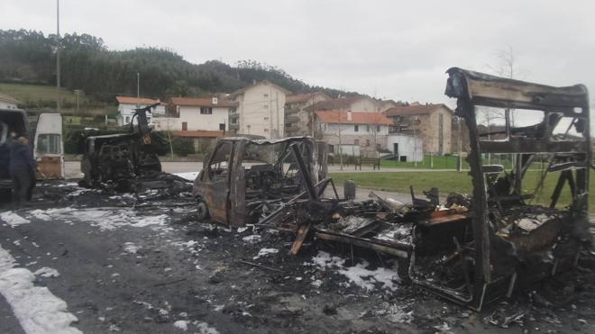 Un incendio calcina dos autocaravanas en Urduliz