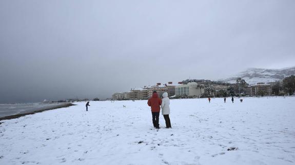 Insólita nevada en las playas de Torrevieja, Dénia y Xàbia