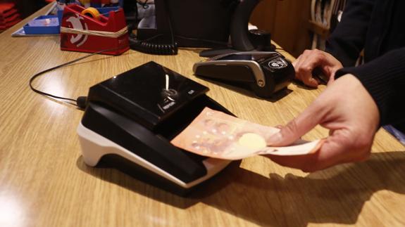 La Ertzaintza alerta de pagos con billetes falsos en centros comerciales de Bizkaia