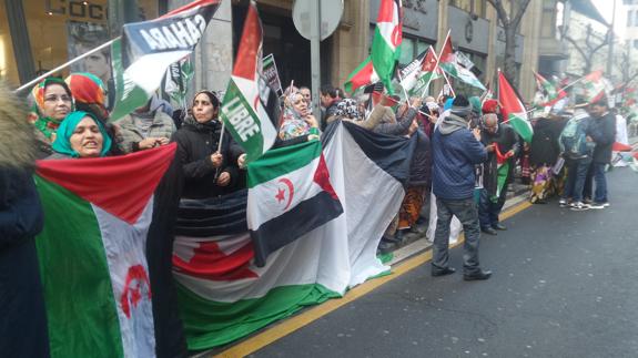 Piden la libertad de presos políticos saharauis frente al consulado de Marruecos en Bilbao