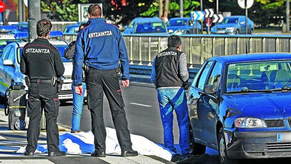 Muere un conductor en Vitoria tras sufrir un infarto en su coche