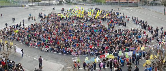 2.300 alumnos de Askartza Claret forman la palabra 'Bakea' en el día escolar de la no violencia
