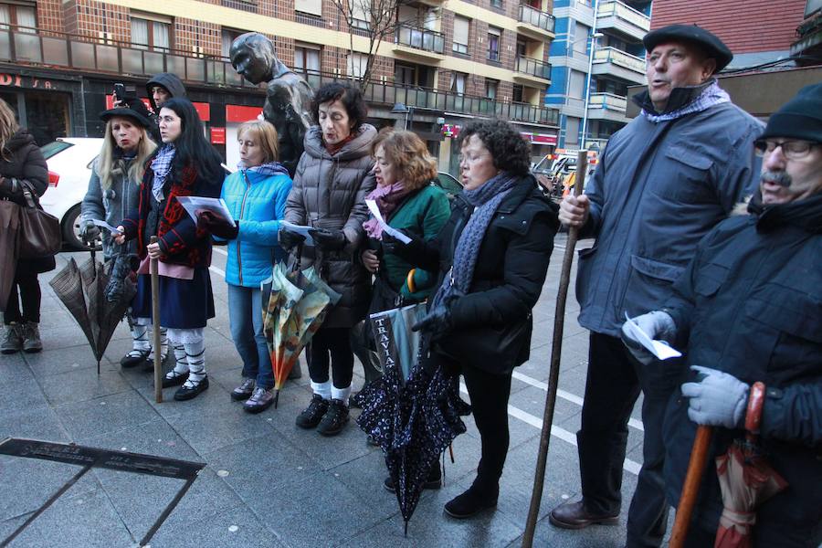 Decenas de actuaciones makila en mano extienden las coplas por la comarca