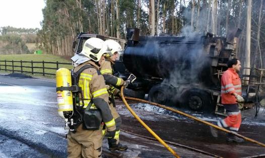 Un camión que transportaba brea prende fuego en Larrabetzu