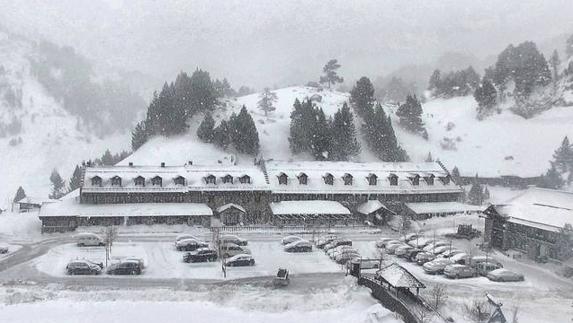Dos estudiantes bilbaínos, aislados por la nieve en un hotel de Benasque