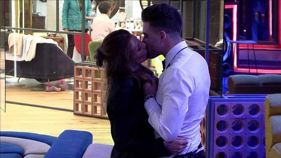 Apasionado beso de Ivonne y Sergio en 'GH VIP'