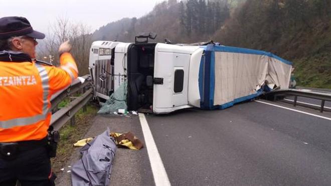 Fallece el conductor de un camión tras hacer la tijera y volcar en Gipuzkoa