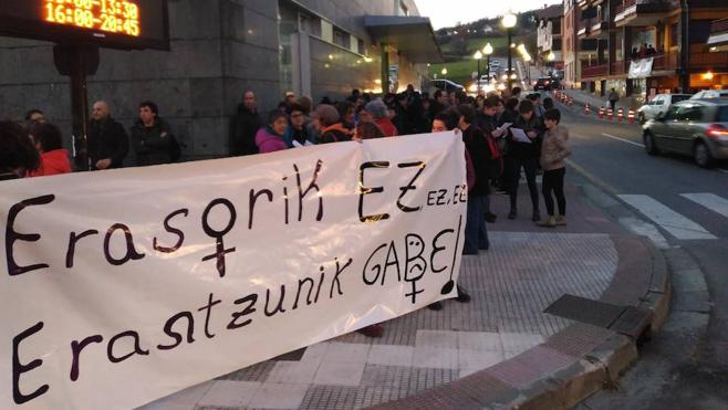 Un centenar de personas se concentran en Igorre para denunciar «ataques sexistas»