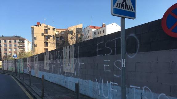 Una promotora sale al rescate de los vecinos estafados por Jabyer Fernández en Santurtzi