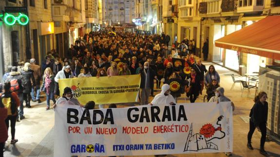 Miles de vitorianos salen a la calle para reclamar el cierre definitivo de Garoña