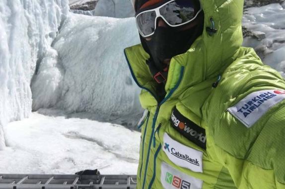 Txikon empieza a equipar de nuevo la cascada de hielo del Everest