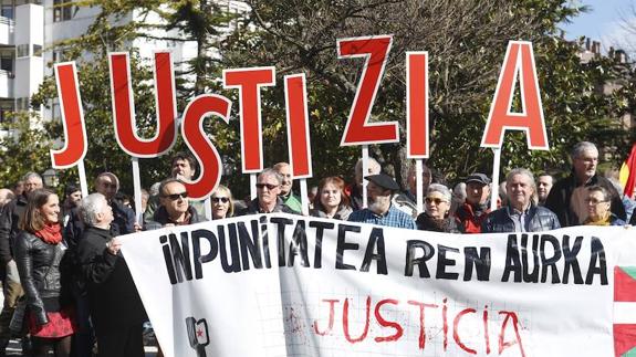 Protestan en juzgados de Vitoria por el archivo de la matanza del 3 de marzo