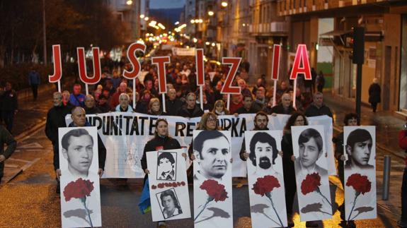 Vitoria recuerda a las víctimas del Tres de Marzo