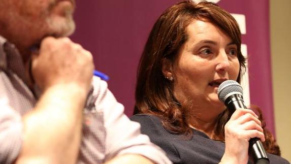 La senadora de Podemos desahuciada se aferra al escaño y pasa al Grupo Mixto