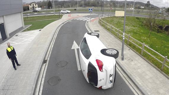 Una joven herida tras chocar contra una farola y volcar su vehículo en Erandio