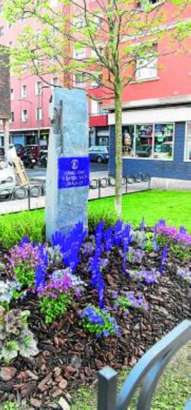 Mujeres de Erandio colocan un monolito contra la violencia machista