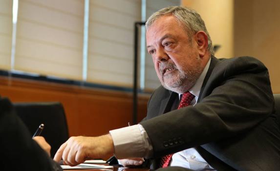 El consejero Pedro Azpiazu se convierte en la bestia negra de la patronal vasca