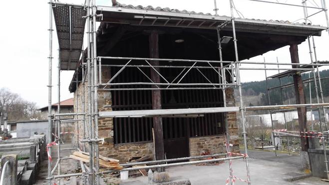 Los donativos de los feligreses permiten arreglar la capilla del cementerio de Artea