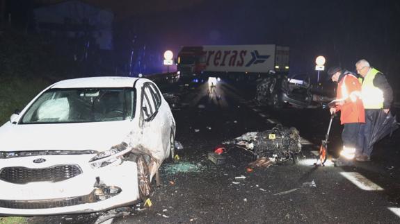 Tres fallecidos en el choque entre un camión y cuatro coches en Azkoitia