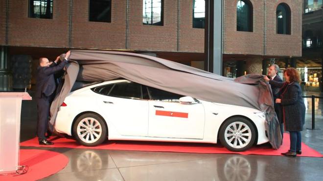 El primer Tesla que circula como taxi en Euskadi