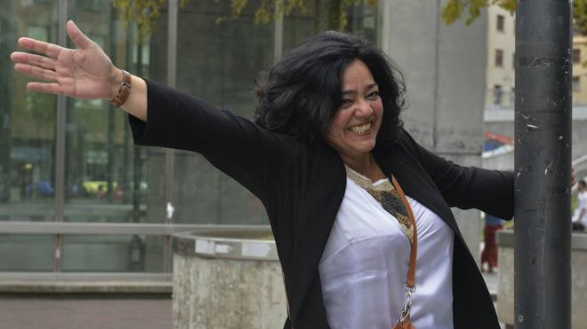 La actriz Gurutze Beitia participa en una fiesta para ayudar a refugiados en Orduña