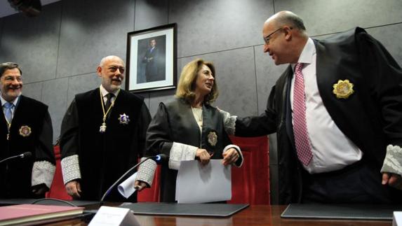 Carmen Adán llama a «esforzarnos en aumentar la confianza de los ciudadanos en las leyes»