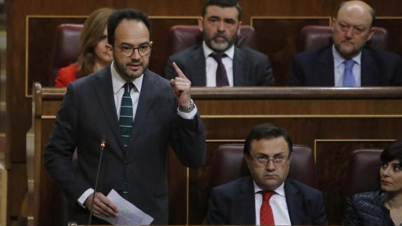 El desarme de ETA evidencia las contradicciones entre el PSOE y los socialistas vascos