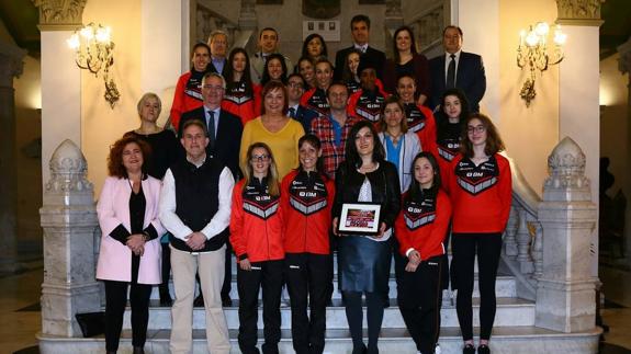 El Ayuntamiento recibe al BM Bilbao para reconocer sus logros