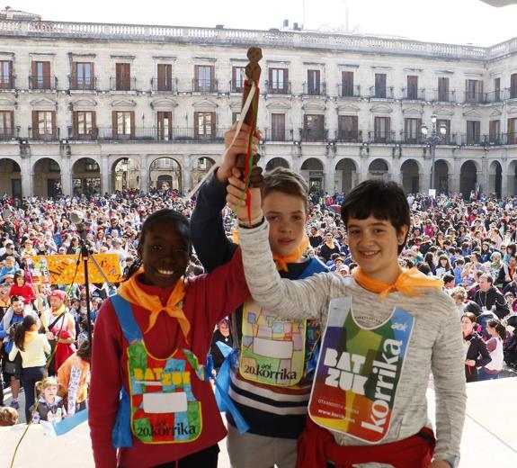 La Korrika txikia cada vez es más grande en Vitoria