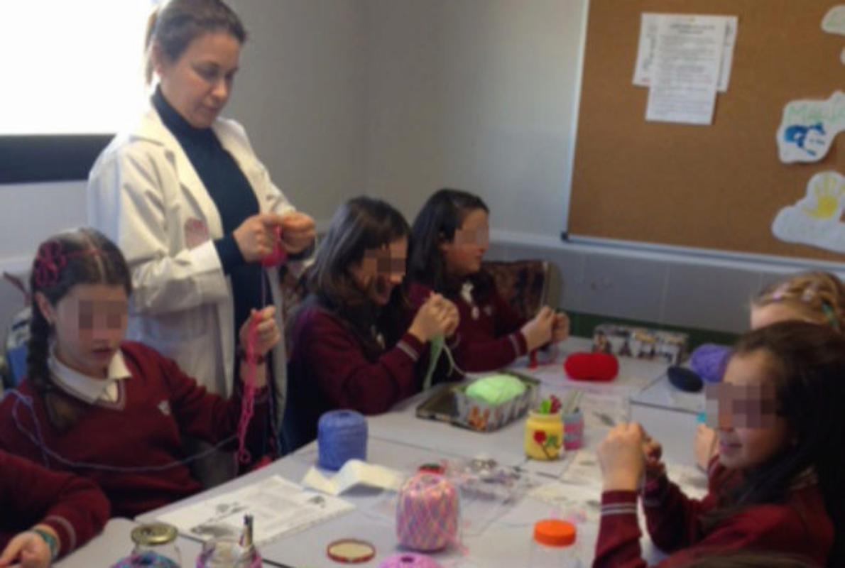 Educación inspeccionará talleres de ganchillo para niñas y visitas al Bernabéu para niños en un colegio de Madrid