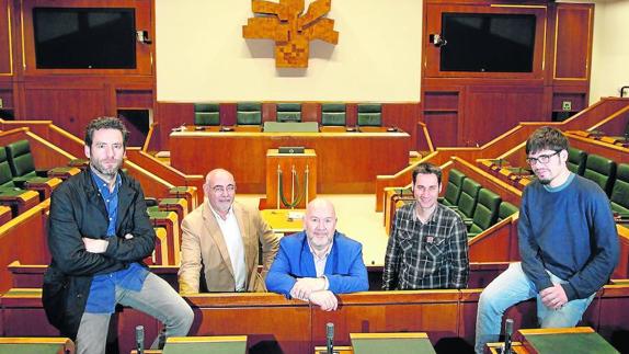 Los partidos vascos se felicitan por el desarme de ETA, pero discrepan sobre los presos