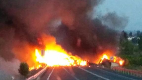 Dos muertos en el choque frontal de dos camiones en La Rioja