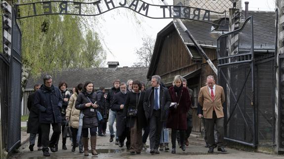 Urkullu advierte en Auschwitz de que la dignidad humana está por encima «de cualquier causa»