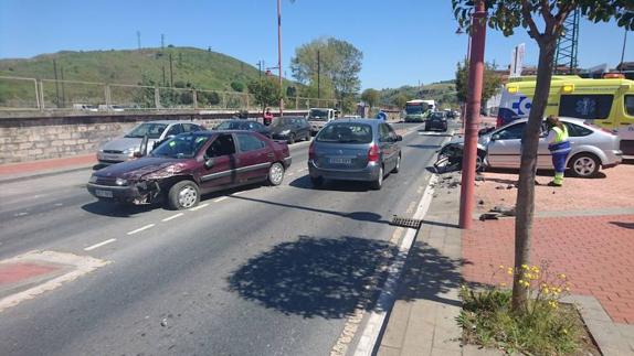 Se fuga de la Guardia Civil y choca de frente contra dos coches en Barakaldo