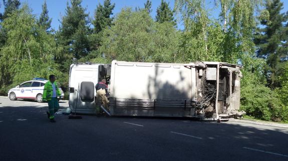 Vuelca un camión de la basura en la urbanización de Unbe