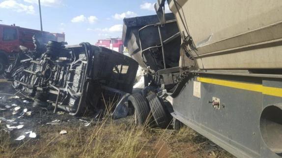 Mueren 18 niños y dos adultos en un accidente de autobús escolar en Sudáfrica