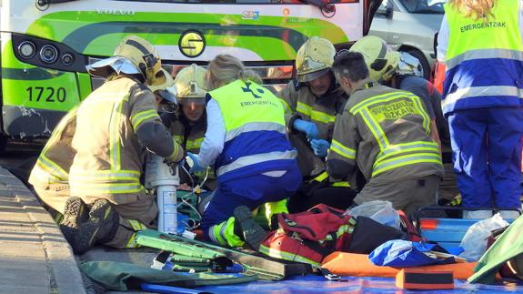 Cuatro heridos tras un choque entre un turismo y un Bizkaibus en la rotonda de Artaza