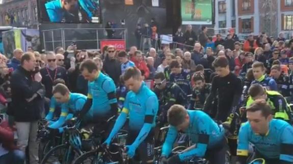 El emotivo minuto de silencio en honor a Scarponi