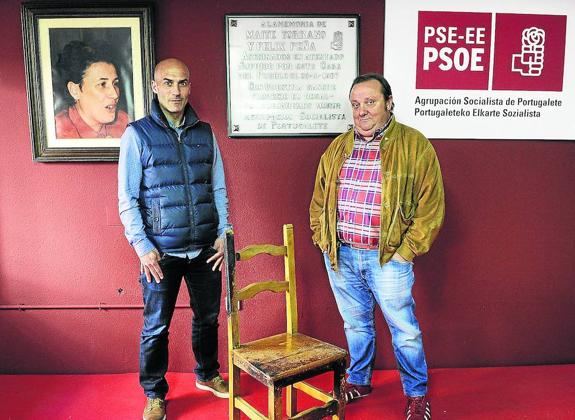 Un símbolo. Iván Ramos, a la izquierda, y Gorka Echave, junto a la ‘superviviente, la silla que recuerda el ataque a la sede del PSE./