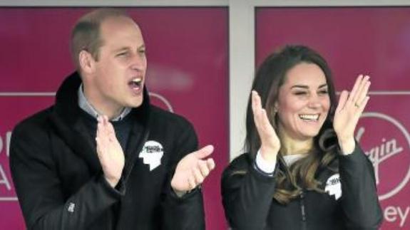 Guillermo y Kate animan la maratón de Londres