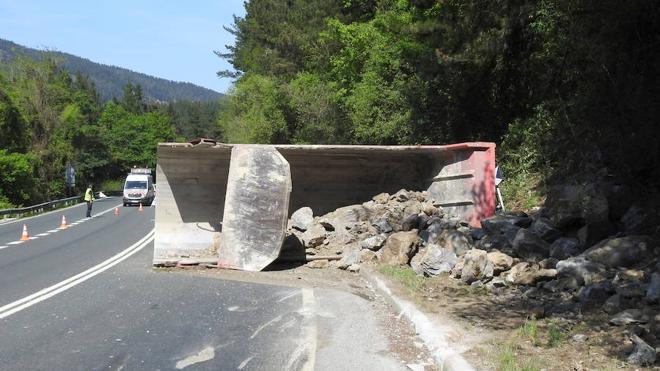 Vuelca un camión con su carga de piedras en Autzagane