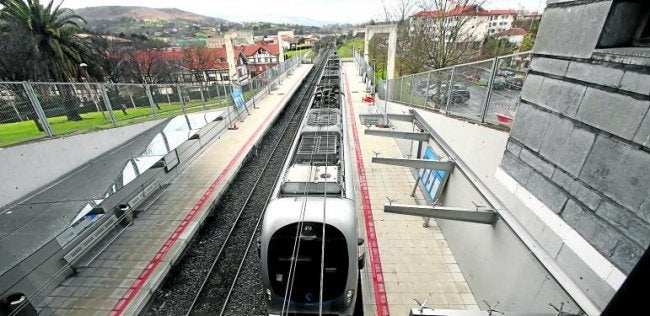 Sondika pide que el tren al aeropuerto transcurra soterrado por todo el municipio