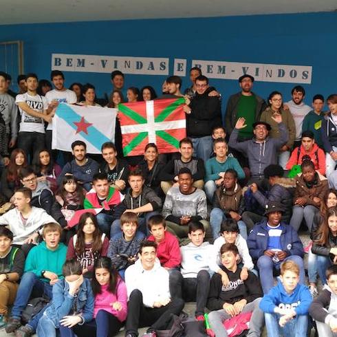Un intercambio estudiantil impulsa el gallego y el euskera en el valle de Arratia