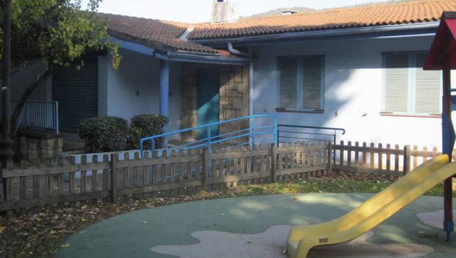 Padres de alumnos de la haurreskola de Bekosolo , en Etxebrari, reclaman medidas para paliar el calor